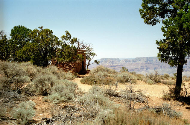 An easy strolling trail runs along the Rim.