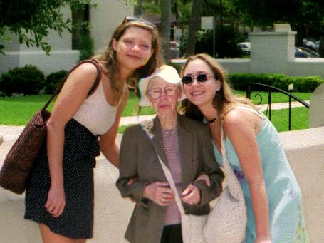 Karen_Dot_and_Grandma.jpg (40166 bytes)