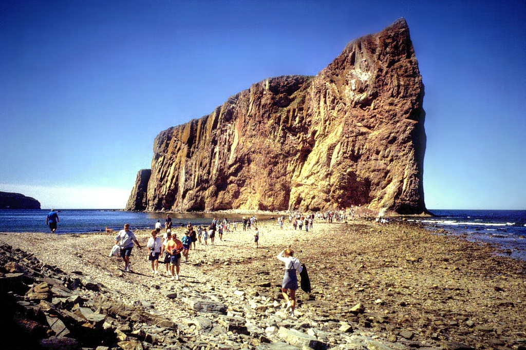 Visitors return from Perc&eacute; Rock.